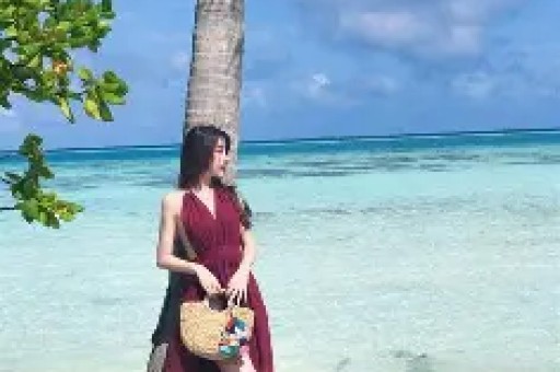 天价穿搭引全网哗然！梅根单品溢价离谱带货人设彻底翻车遭全网质疑